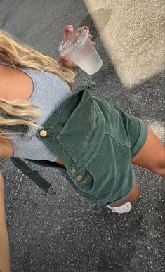 Styling Overalls, Green Overalls, Fest Outfits, Mode Hippie, Outfit Inspo Summer, Look Retro, Looks Party, Mode Inspo, Cute Simple Outfits