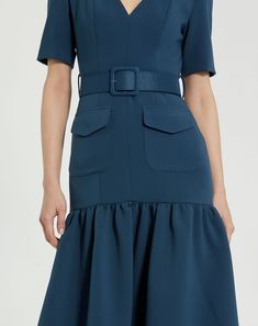 Descubra la elegancia sin esfuerzo con nuestro vestido midi de crepé con mangas 3/4, que se completa con un elegante cinturón y prácticos bolsillos. Este vestido, confeccionado con tela de crepé de alta calidad, ofrece un favorecedor largo midi y mangas 3/4 versátiles, perfectas para la transición entre estaciones. El cinturón incluido acentúa la cintura para lograr una silueta sofisticada, mientras que los bolsillos agregan funcionalidad y estilo.



 Mac Duggal

 Tejido de crepe (100% poliést Plastic Dress, Maxi Dresses Fall, Fall Wedding Guest Dress, Brocade Dresses, Bride Groom Dress, Western Chic, Mac Duggal, Fall Wedding Dresses, Tea Length Dresses