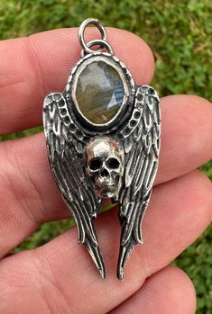 🖤For The Love Of Skull Jewellery 🖤 Here we have a wonderful vintage style memento mori winged skull pendant / charm made for a necklace. It is wonderfully detailed and set with a flashy labradorite / moonstone gemstone. A handmade piece, possibly made by Gem Heaven?  Some similar older pieces like this were typically used during the Victorian mourning period.  It tests for solid silver 925 grade.  Original patina.  Excellent condition.  Sold as seen, please give this OOAK piece a wonderful new Gothic Silver Pewter Jewelry, Silver Gothic Collectible Jewelry, Gothic Hand-cast Pendant Jewelry, Victorian Hair Jewelry Memento Mori, Gothic Pewter Pendant Necklace, Winged Skull, Skull Pendant Necklace, Mori Fashion, Skull Pendant