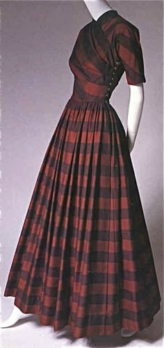 Claire McCardell - Irish inspired modest dress Tartan Dress Outfit, Vintage Flare Dress, Vintage Plaid Dress, Prettiest Dresses, Claire Mccardell, Irish Dress, Look Retro, Modest Dress