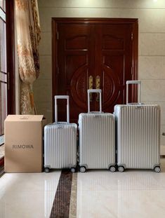 Rimowa Luggage Aesthetic, Suitcases Aesthetic, Koper Traveling, Expensive Luggage, Aesthetic Luggage, Rimowa Suitcase, Suitcase Aesthetic, Luxury Suitcase, Rimowa Luggage