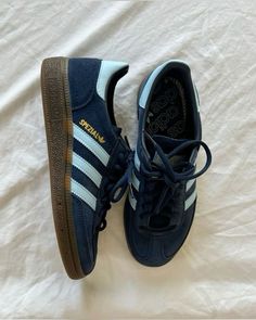 Samba Shoes, Pretty Shoes Sneakers, Shoe Wishlist, Adidas Shoes Women, Adidas Spezial, Retro Mode, Shoe Inspo, Aesthetic Shoes, Navy Shoes