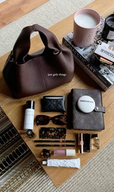 Everyday Bag Outfit, It Girl Bag Essentials, What's In My Purse Aesthetic, What's In My Work Bag, Purse Essentials Aesthetic, Bag Aesthetic Photography, Bags Aesthetic Outfit, Bag Inspo Aesthetic, Whats In My Purse Essentials