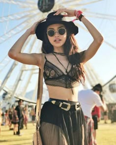 Boho Chic All Black Coachella Street Style Outfits - LookVine Electro Festival Outfit, Celebrity Coachella Outfits, Boho Festival Outfit