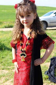 Niedliches kurdisches Mädchen❤ Kurdish Girl, Kurdish Clothes, Iranian Beauty, Beautiful Muslim Women, We Are The World, Mom Daughter, Kids Fashion Girl