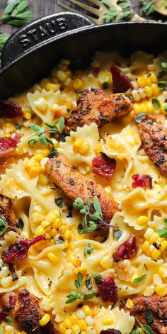 Creamy Chicken and Corn Pasta with Bacon - in a cast iron skillet. Fresh Corn On The Cob, Pasta With Bacon, Chicken And Corn, Resep Pasta, Pasta With Chicken, Corn Pasta, Bacon Pasta, Corn On The Cob