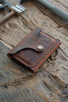 %100 real leather %100 Handmade Simple Leather Wallet, Diy Leather Gifts, Leather Wallet Men, Leather Bag Tutorial, Leather Wallet Design, Diy En Cuir, Leather Accessories Handmade, Leather Wallet Pattern, Small Leather Wallet