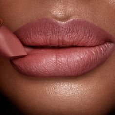 Mid-toned muted nude-rose matte lipstick Brown Nude Lipstick, Nude Pink Lipstick, Revolution Lipstick, Pillow Talk Lipstick, Charlotte Tilbury Matte Revolution, Lip Liner Set, Brown Lipstick, Face Palette, Rosé Brown