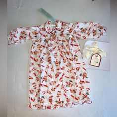 This Nightgown Is Perfect For The Christmas Season As Pajamas Or Playtime!!! With The 3 Buttons Down The Chest, Ruffled Bottoms, And Fitted Sleeves It’s Adorable!!! Size 2t Armpit To Armpit Is 14” Shoulder To Bottom Of Dress Is 24” Perfect For Play Or Pjs Old School Style Is Adorable 100% Polyester Kids Nightgowns, Grinch Pajamas, Winter Gowns, Kids Flannel, Girls Nightgown, Flannel Nightgown, Old School Style, Kids Pottery, Fitted Sleeves