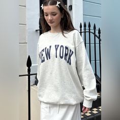 9th Grade Outfits, Brandy Outfits, Brandy Melville Sweatshirt, Coastal Girl, Picture Day Outfits, New York Graphic, New York Sweatshirt, New York Winter, 9th Grade