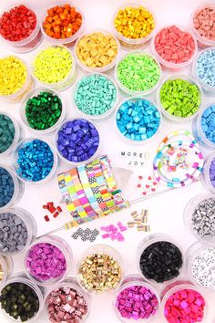 there are many different colors of beads in the container