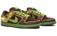 The Nike SB Dunk Low 'De La Soul' is a killer remix of the 2005 high-top colorway. This low-top version features a Baroque Brown suede upper with Altitude Green elephant print and vinyl graphic overlays inspired by the cover of De La Soul's debut album 3 Feet High and Rising. The green midsole and brown outsole add the perfect finishing touches to this sick sneaker. Released in May 2015, the Nike SB Dunk Low 'De La Soul' is a must-have for any self-respecting sneakerhead. Bigger Thigh Workout, Low Dunks, Vapour Max Nike, Green Elephant, Dunk Low Nike, Nike Sacai, Funky Shoes, Nike Sb Dunk Low, Womens Air Jordans