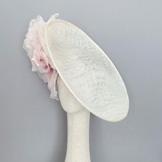 Elegant cream and soft pink big floral Kentucky derby straw hat for woman.This  white fascinate hat is hand blocked using traditional techniques and is embellished with a stunning silk flower.It is a perfect hat for weddings, Royal Ascot horse races, cocktails, derby, luncheons, high tea parties, kentucky derby...It is mounted on a headband.If you want, you can choose the side of the head were you like to wear the fascinator, just convo me.Any color of the fascinator can be changed to order. ** Ascot Horse Racing, Race Day Hats, White Fascinator, Hat Cream, Fascinator Wedding, Horse Races, Royal Ascot Hats, Big Floral, High Tea Party