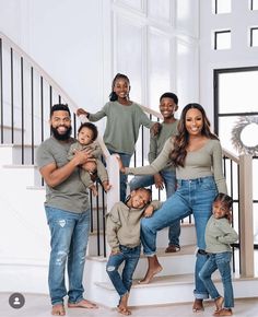 Big Family Photo Shoot Ideas, Winter Family Photoshoot, Big Family Photos, Large Family Photos, Fall Family Portraits, Family Photoshoot Outfits