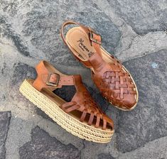 The huarache has stood out as a typical garment of the Mexican people. Its origin dates back to pre-Hispanic times. Beautiful handmade Mexican huarache, made 100% by hand, by Mexican artisans, who weave the leather strips with their delicate hands, giving each huarache a unique detail. ♦-♦-♦-♦-♦-♦-♦-♦-♦-♦-♦-♦-♦-♦-♦-♦-♦ IMPORTANT INFORMATION: *SIZES: PLEASE READ THE SIZE CHART CAREFULLY AND CHOOSE THE RIGHT SIZE BEFORE BUYING! With the help of the following table, you can determine the number tha Mexican Huaraches, Mexican People, Tan Espadrilles, Mexican Sandals, Huaraches Shoes, Womens Espadrilles Wedges, Huarache Sandals, Women's Espadrilles, Mexican Style