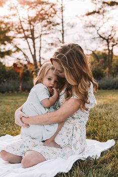 Family Gender Reveal Photoshoot, Big Sister Little Sister Photoshoot, Big Sister And Little Sister Pictures, Big And Little Sister Photoshoot, Rosie Photoshoot, Big Sister Pictures, Avengers Dr, Spring Maternity Photos, Kid Pictures