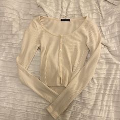 Brandy Melville Sweater Button Up In The Front Never Worn And In Great Condition One Size Cream Button Up Sweater, Sweater With Buttons, Dr Wardrobe, Button Up Sweater, Brandy Melville Jumper, Sweater Aesthetic, Brandy Clothes, Cute Brandy Melville Tops, Thrifty Outfits