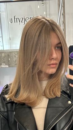 Short Blonde Hair Balayage, Medium Ash Blonde Hair Color, Hair Inspo Color Short, Short Natural Blonde Hair, Short Light Hair, Mousey Blonde Hair, Fine Hair Face Framing, Light Brown Short Hair, Light Brown To Blonde