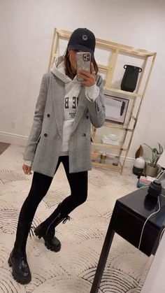 Hoodie Leggins Outfit, Smart Hoodie Outfit Women, Professional Hoodie Outfit, Hoodie Elegant Outfit, Hoodie Outfit For Work, Hoodie Outfit 2023, Blazer And Combat Boots Outfit, Blazer And Hoodie Outfits For Women, Hoodie Office Outfit