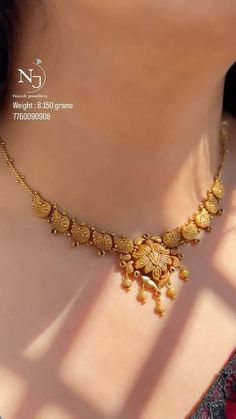 Gold Neck Piece Jewellery, Simple Bridal Look Indian, Small Necklace Designs, Gold Jwellery Design Indian Jewelry, Small Gold Necklace Set Indian, Trending Gold Jewellery Designs, Small Necklace Gold Indian, Antique Gold Necklace Designs