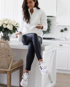 158fc2ddd52ec2cf54d3c161f2dd6517desc51255938ri Elegantes Outfit Damen, Look Legging, Gym Apparel, Winter Fashion Outfits Casual, Easy Winter Outfit, Sherpa Pullover, Mode Casual, Cute Winter Outfits, Athleisure Outfits