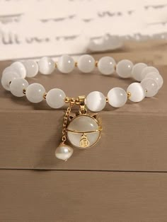 Pretty Jewellery Aesthetic, Pearl White Beaded Round Bracelet, Aesthetic Beaded Bracelets, Aesthetic Bracelet Ideas, Aesthetic Bracelet, Hand Jewelry Rings, Cute Beads, Girly Bracelets, Jewelry For Girls