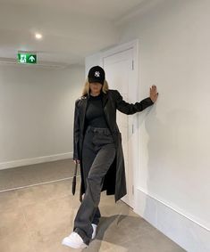 Winter Outfits Inspo Women, Black Trench Coat Outfit Street Styles, Sporty Fall Outfits 2024, Chicago Outfit Aesthetic, Madrid Spain Outfits, Elegant Fall Fashion, Fall Trending Outfits 2024, Vancouver Aesthetic Outfits, Winter Amsterdam Outfits