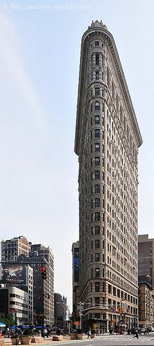 a very tall building sitting in the middle of a city