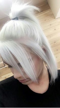 👴🏻🧓🏻👳🏻‍♀️👳🏻‍♂️👩🏻‍🦳👨🏻‍🦳 White Hair Ideas, Grey Balayage, Blonde Ideas, Short White Hair, Short Sassy Haircuts, Health Hair