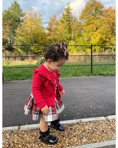 Our Red, White and Green Tartan Skirt is completely handmade. The skirt is finished with a Red bow trim and the waist is elasticated. This piece is a perfect addition to your little ones Autumn, Winter wardrobe 🌸 If you would like this piece for Christmas Day or New Year, then please order ASAP to guarantee early arrival 🎄 A matching bow/ bows can be made to match - please message if it's something you need  Etsy have made my make and delivery time seem allot longer than it should be - if you Green Tartan Skirt, Birthday Skirt, Easter Photoshoot, Christmas Skirt, Plaid Baby, Tartan Skirt, Green Tartan