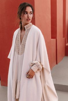 Kimono Photoshoot, White Raccoon, White Poncho, White Kimono, Wool Poncho, Poncho Style, Moroccan Style, Fashion Photoshoot, Winter Collection