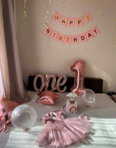 1st Birthday Diy Photoshoot, Photoshoot Ideas For One Year Old, Birthday Videos Ideas, 1 Year Birthday Photoshoot Ideas, 1 St Birthday Decoration Ideas, Baby Girl First Birthday Decorations, Baby Girl First Birthday Ideas, Girl First Birthday Party Ideas