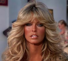 Farah Fawcett 70s Fashion, 70s Hair Women Long, Farah Fawcett Makeup, 70s Hair Farrah Fawcett, 70s Glam Hair And Makeup, Farrah Fawcett 70s Makeup, 80s Stars Women, Modern Farah Hair, Hair 70s Style Woman