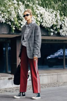 Activewear Outfits Street Styles, Fall 23 Street Style, Streetwear Fashion Women Summer 2023, Trackpant Outfit Street Style, Sports Mix Fashion, New York Winter Fashion