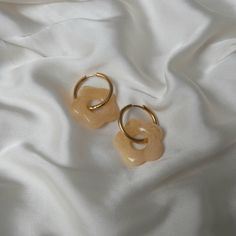 Don't miss out on these beautiful gold retro flower hoop earrings. They work with a large variety of looks and add a bit of sparkle to your outfit. Dimensions: Drop Length - 3.5cm Width - 2.5cm MORE jewellery pieces available on our shop! Any questions please message we are happy to help. Free postage in UK Thank you for shopping with us Heather&Bumble 📪Follow us at: Instagram: heatherandbumble Twitter: Heather_Bumble Pintrest: Heather & Bumble Brown & Gold Retro Flower Hoop Earrings -  70's Style Earrings, Small Gold Hoops, Vintage Style Earrings, Gold Jewellery,Gold Earrings Earrings Gold Jewellery, Flower Hoop Earrings, Schmuck Gold, Gold Schmuck, Vintage Gold Earrings, Small Gold Hoops, Vintage Style Earrings, Retro Earring, Gold Jewelry Earrings