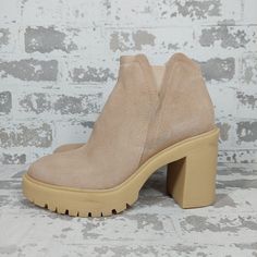 New Brand: Dv Dolce Vita Model: Cashe H2o Type: Ankle Boots Department: Womens Size 6.5 Waterproof Dune Suede 3.5in Lug Sole Dolce Vita Shoes, Lug Sole, Suede Booties, Bootie, Bootie Boots, Ankle Boots, Womens Sizes, Size 6, Women Shoes