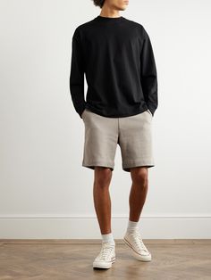 Handvaerk's clothes are simple and functional, it's committed to doing 'less but better'. These shorts are cut from loopback Pima cotton-jersey and fitted with an adjustable drawstring waistband for a comfortable fit. Men Loungewear Shorts, On Point Fresh, Mens Clothing Casual Summer, Men Outfit With Shorts, Shorts Outfit Casual, Dad Outfits, College Outfits Men, Quirky Clothing, Mens Shorts Outfits