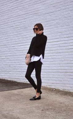 Follow celine rouben for more street style fashion! Minimalisticky Chic, Look Legging, Mode Tips, How To Wear Leggings, Mode Casual, Jane Birkin, Looks Street Style, Minimal Chic