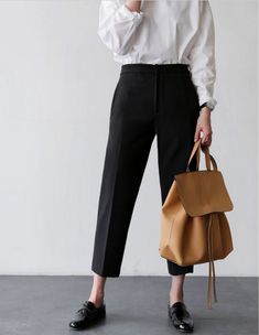 Chic business style via Death by Elocution #ootd Join and get your exclusive subscription of elevated essentials for design enthusiasts @ minimalism.co Minimal Stil, Business Chic Style, Minimalist Moda, Brown Backpack, Office Fashion Women, Looks Street Style