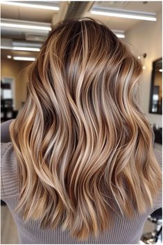 Long Hair With Highlights And Lowlights, Caramel Highlights On Blonde Hair, Highlights And Lowlights Blonde, Blonde And Caramel Highlights, Highlight Techniques, Curly Hair Color Ideas, Blonde Highlights Ideas, Fall Highlights, Curly Hair Color