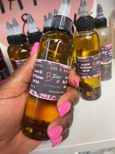 100% Natural Organic can be used for Hair & Skin My 🖐🏾 🤚🏾 Hand Mixed 𝟭𝟬𝟬% 𝗡𝗮𝘁𝘂𝗿𝗮𝗹 𝗛𝗮𝗶𝗿 𝐆𝐫𝐨𝐰𝐭𝐡 𝐎𝐢𝐥! has proven to work wonders for thinning & damaged hair. It stimulates 𝐡𝐚𝐢𝐫 𝐠𝐫𝐨𝐰𝐭𝐡 & promotes 𝙩𝙝𝙞𝙘𝙠𝙚𝙧 and 𝗵𝗲𝗮𝗹𝘁𝗵𝗶𝗲𝗿 hair. Nourishes and soothes dry, itchy scalp. Here is a product that is 𝟏𝟎𝟎% 𝐍𝐚𝐭𝐮𝐫𝐚𝐥 and hand Mixed by 𝑩𝒆𝒍𝒍𝒂💋 using the BEST 𝗤𝗨𝗔𝗟𝗜𝗧𝗬 imported Oils 🍃 The applicator is perfect for using during protective styles Hair Oils For Growth, Oils For Hair Growth And Thickness, Herbal Oil For Hair Growth, Hair Growth Oil Business, Hairfall Oil Hair Growth, Oils To Stimulate Hair Growth, Natural Hair Growth Oil, Hair Care Growth, Itchy Scalp