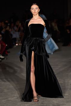 Black Velvet Strapless Bubble Peplum Gown with High Slit Shrug Not Included Made to order, Final Sale Please allow 4-6 Weeks to ship Made in NYC For inquiries email info@christiansiriano.com Look Gatsby, Peplum Gown, Runway Gowns, Runway Dresses, Christian Siriano, Velvet Fashion, Glam Dresses, Moda Vintage, Carpet Looks