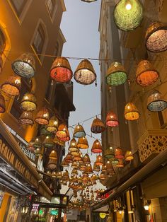 many lights are hanging from the ceiling in this shopping area