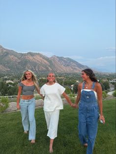 Cute Church Camp Outfits, Hanging With Friends Outfit, Utah Summer Outfit, South America Outfits, California Summer Outfits, Trio Pics, Summer Camp Outfits, Utah Outfits, Utah Style