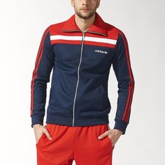 Esta chaqueta de chándal para hombre es el resultado de la fusión de dos iconos. Un diseño que combina la clásica chaqueta de chándal Europa y la emblemática 83-C para ofrecerte el mejor estilo retro. Tracksuits For Men, Street Jacket, Track Shoes, Football Training, Adidas Track, Shoes Adidas, Sports Design, Blue Adidas, Look Casual