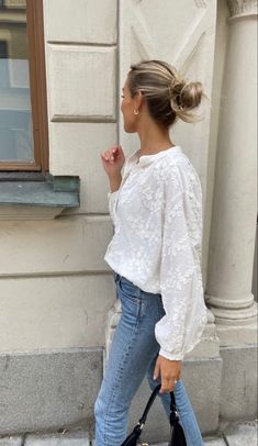 Classy Fashion Style, White Floral Blouse, Luxury Photography, Mum Fashion, Chique Outfits, Mommy Style, Classy Fashion, Fashion Mistakes, Mom Style