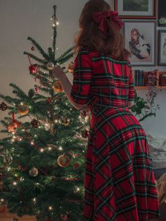 1950s Plaid Sweetheart Fold Swing Dress | Retro Stage 1950 Fall Fashion, Vintage Winter Pictures, Vintage Plaid Dress For Winter, Vintage Plaid Winter Dress, Retro Plaid Winter Dresses, Retro Christmas Outfit, White Christmas Party, Vintage Christmas Dress, Retro Stage