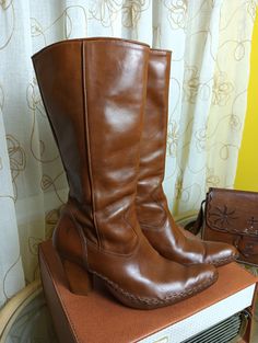 The Iconic Frye Label Cowboy Boots made in USA This styleis in called the 'Phoneix' and are a rich tan colour. They are in great Shape and were manufactured in mid 90s. They feature a moccasin style stitching around the bottom of boot 👢 and a size zipper with leather lining Size EU 39 US8 Vintage Frye Boots Outfit, Western Fry Boots, Frye Cowboy Boots, Frye Boots Belk, Mid 90s, Moccasins Style, Tan Color, Street Styles, Moccasins