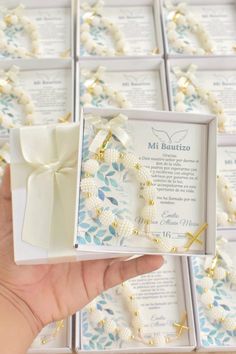 Denarios con broche, recordatorios de bautizo empacados en cajas con tarjetas personalizadas. Bautizo Ideas, First Communion Cake, Baptism Party, Boy Baptism, Baptism Invitations, Christening Gifts, Craft Gifts