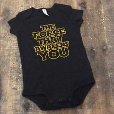 Very Star Wars-Esque Onesie. Brand New, Never Worn. Star Wars Pregnancy Announcement, Onesie Station, Baby Jedi, Star Wars Onesie, Mini Boo, Baby Room Themes, Nails Today, Outdoor Baby, T Baby